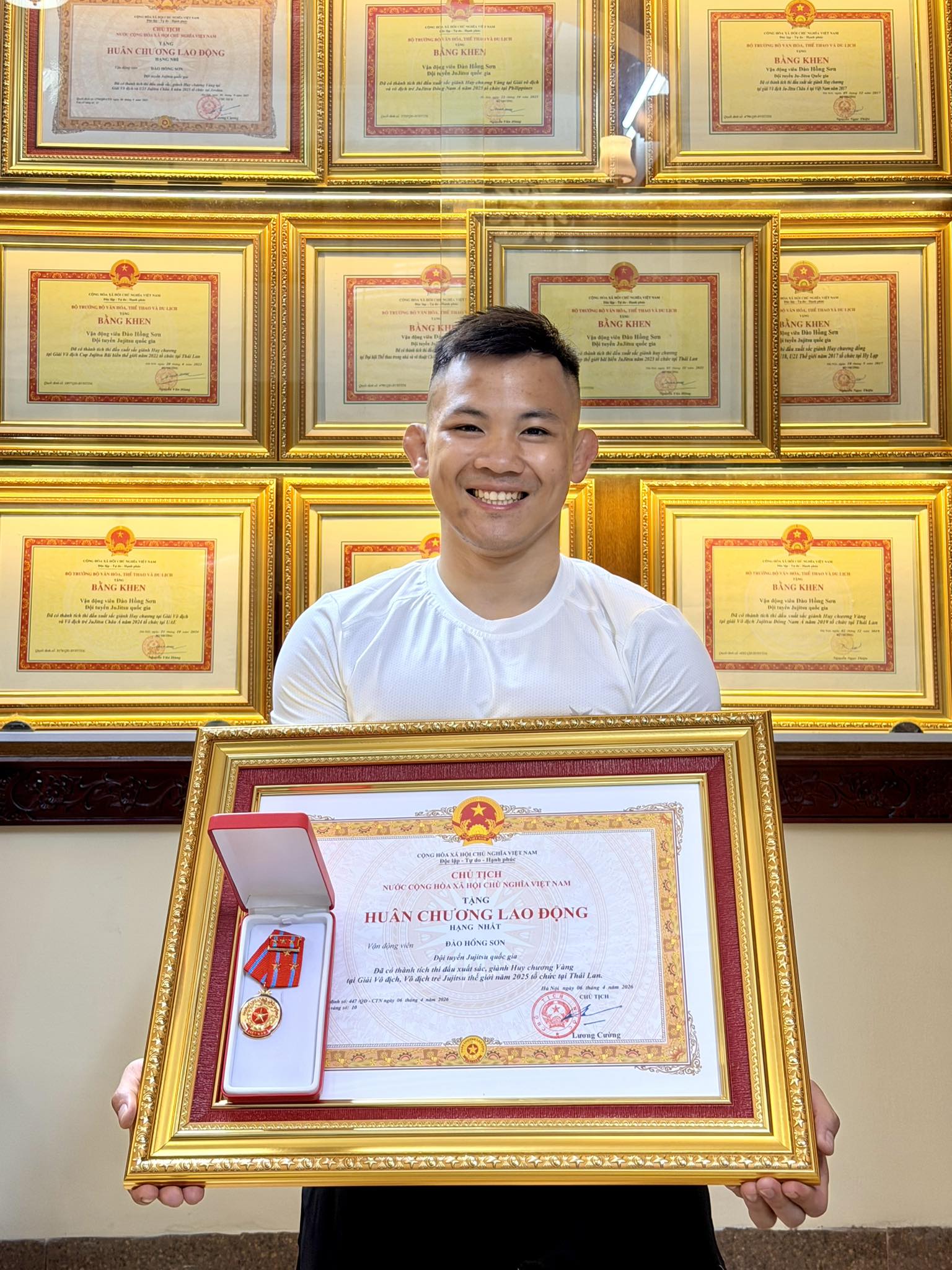 Đào Hồng Sơn nhận Huân chương Lao động