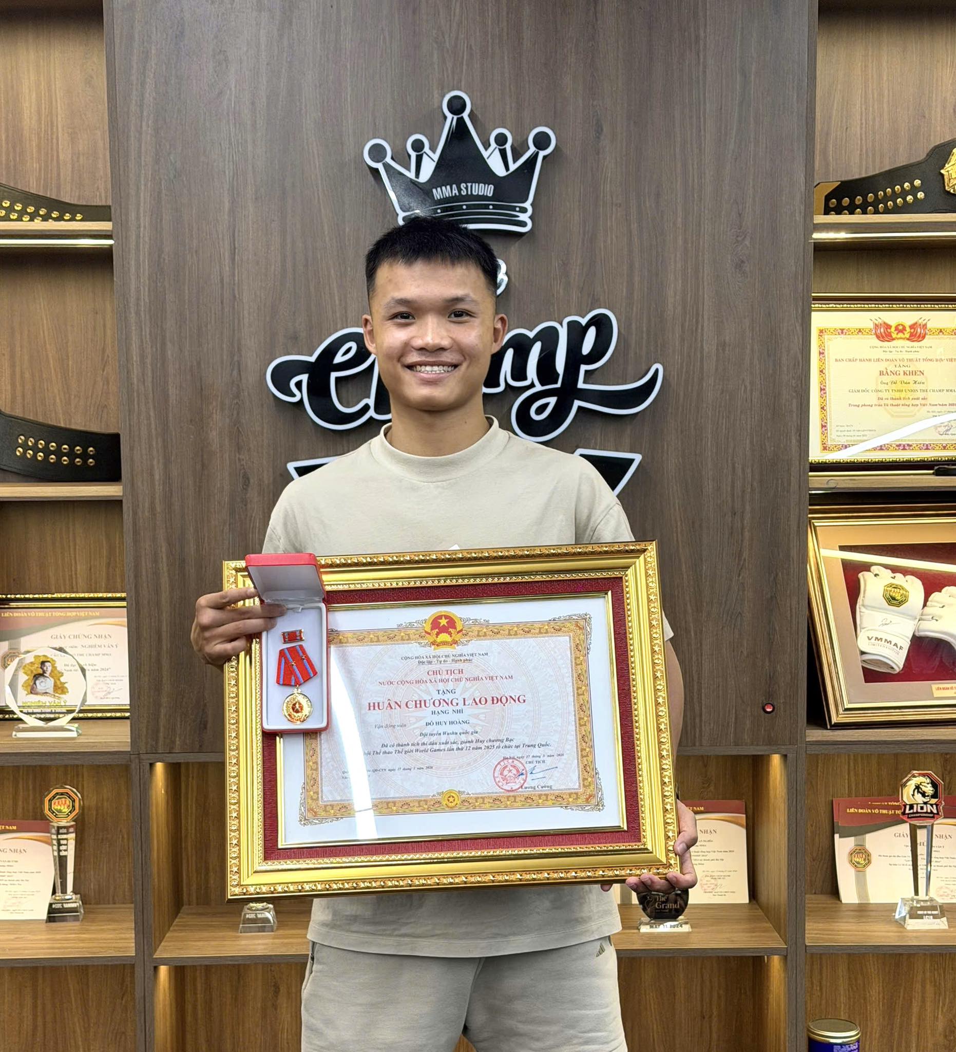 Đỗ Huy Hoàng nhận Huân chương Lao động